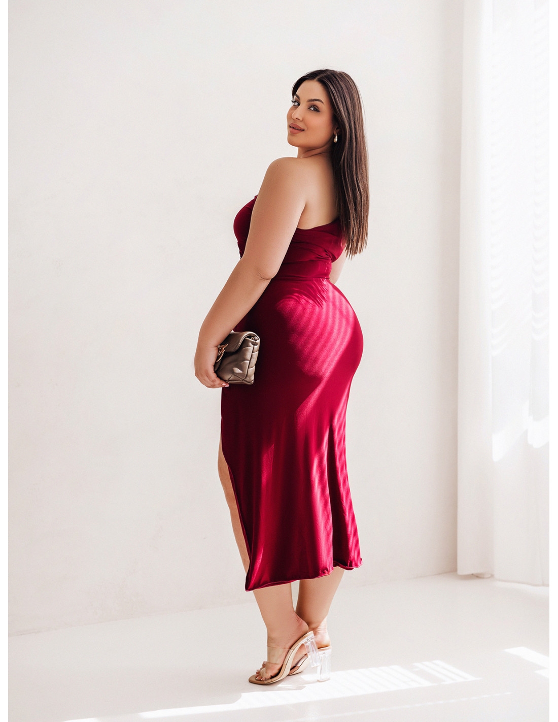 WP midi sukienka na prawe ramię plus size
