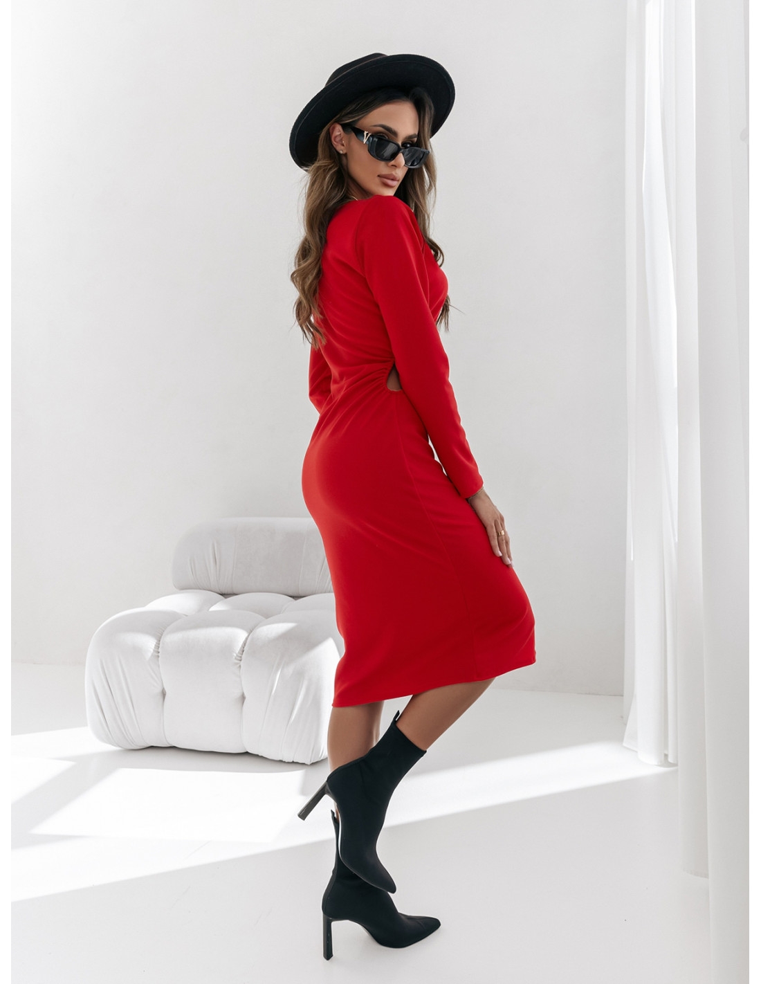 Elegancka sukienka z wycięciem z boku ADALEE