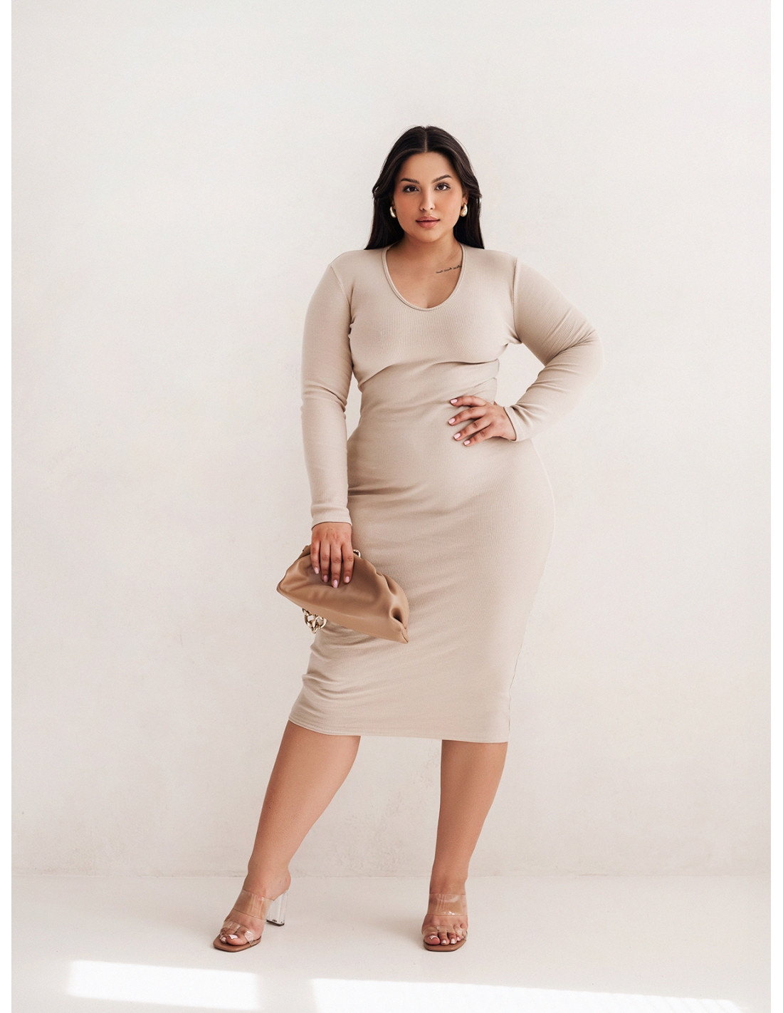 Dopasowana sukienka midi plus size