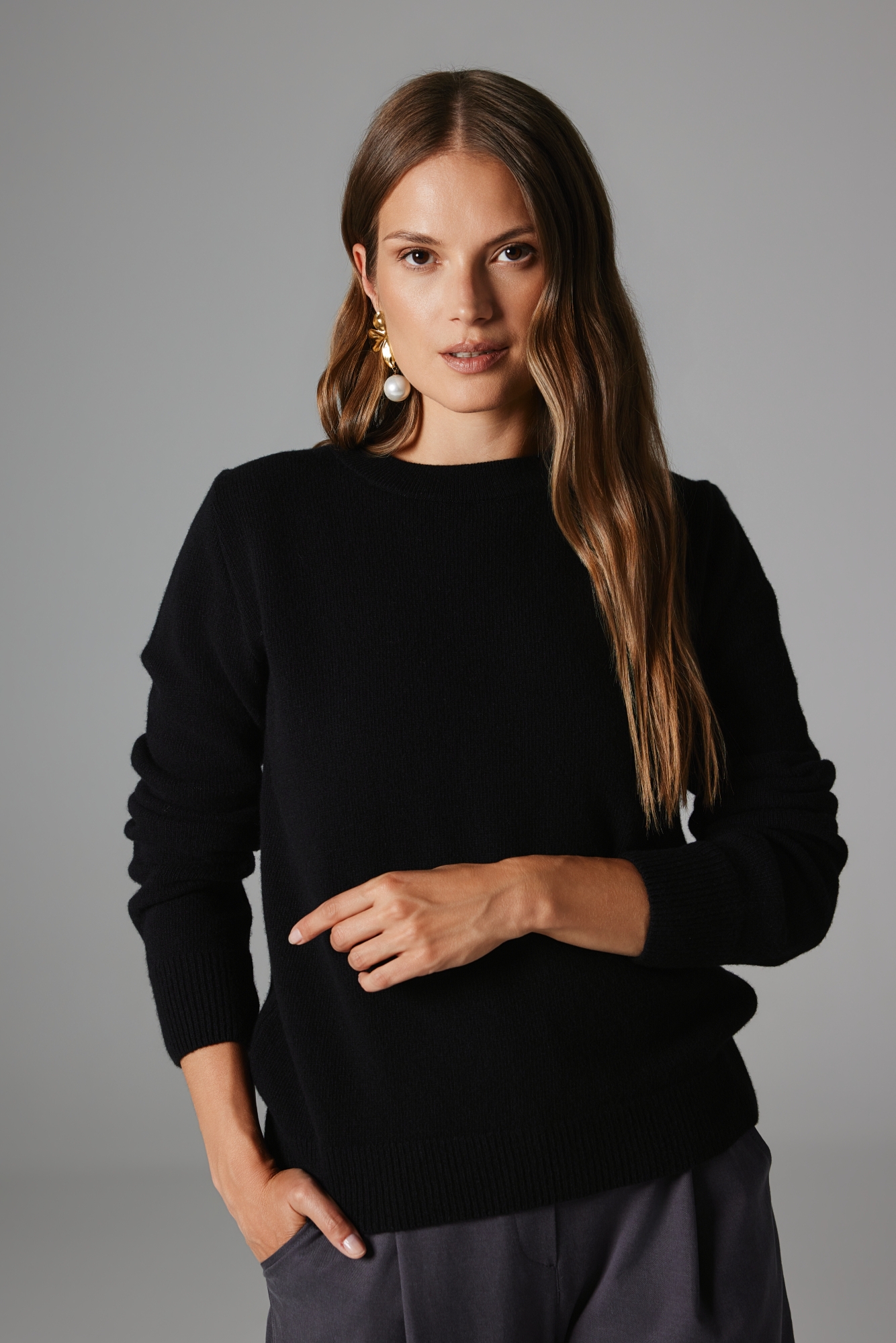 WEŁNIANY SWETER LAURA CZARNY