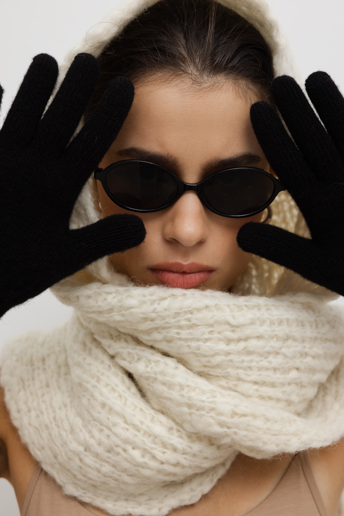 WEŁNIANE RĘKAWICZKI INES CZARNE