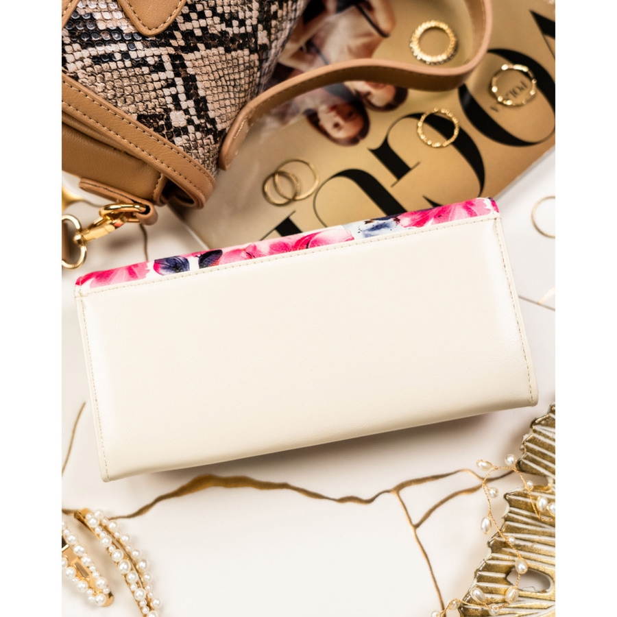 Elegancki portfel damski w kwiaty wykonany ze skóry naturalnej i ekologicznej zamykany zatrzaskiem PTN PX22-PF1 Peterson