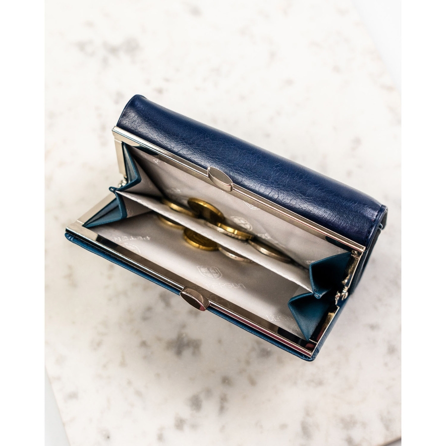 Portfel damski ze skóry naturalnej i ekologicznej w granatowym kolorze zamykany na zatrzask i bigiel - Peterson