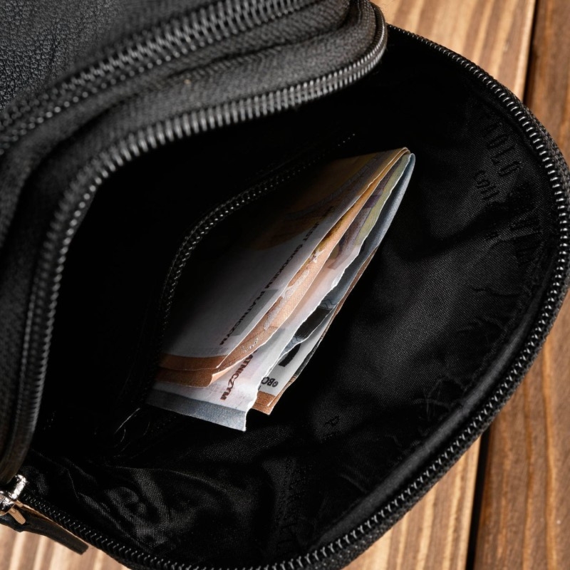 Plecak męski skórzany na jedno ramię na skos mały czarny T-118-BL