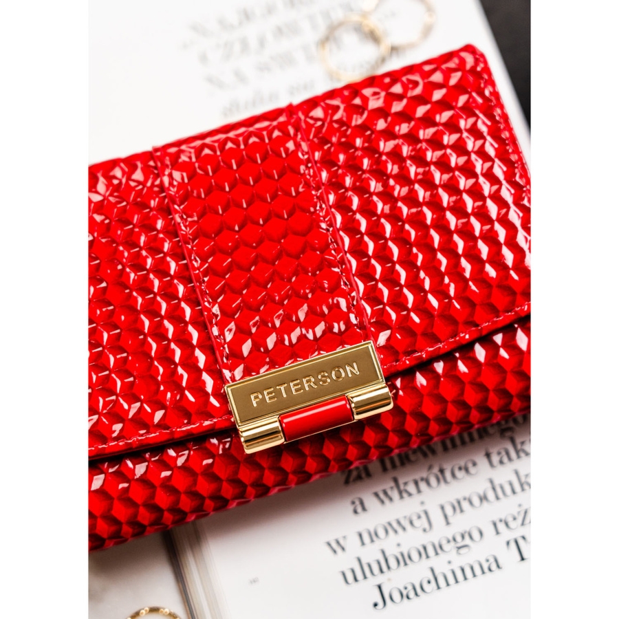 Czerwony, lakierowany portfel damski wykonany ze skóry ekologicznej o przestrzennej fakturze - Peterson