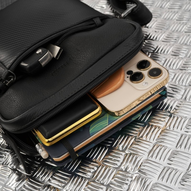 Saszetka męska skórzana na ramię z tłoczeniem typu carbon czarna Paolo Peruzzi AL-19-BL