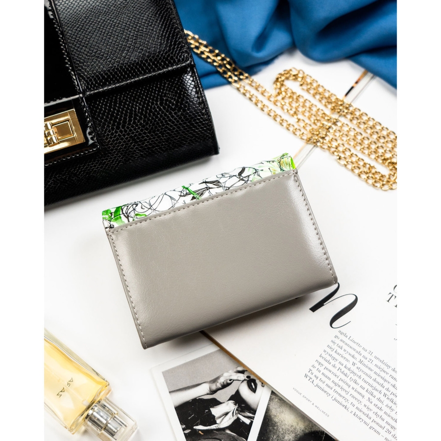 Zielony portfel damski ze skóry naturalnej z systemem RFID ozdobiony kwiatowym wzorem PTN PH30-LFL Peterson