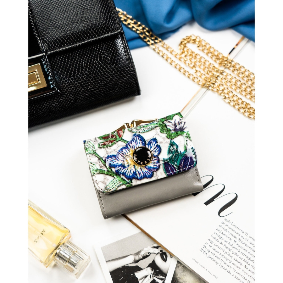 Wielokolorowy portfelik damski ze skóry naturalnej w kwiaty zamykany biglem i zatrzaskiem PTN PH32-LFL Peterson