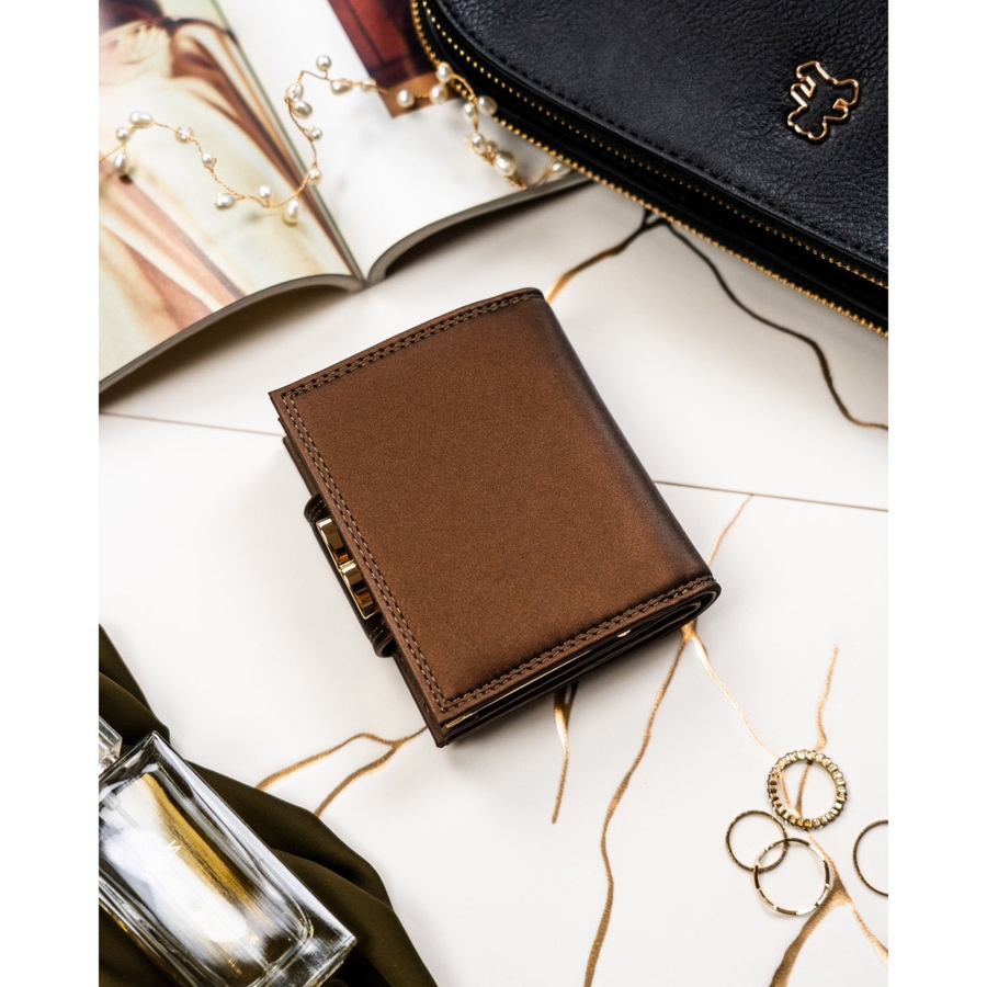 Brązowy portfel damski ze skóry naturalnej i ekologicznej, zamykany zatrzaskiem i biglem PTN PS329-HNL Peterson