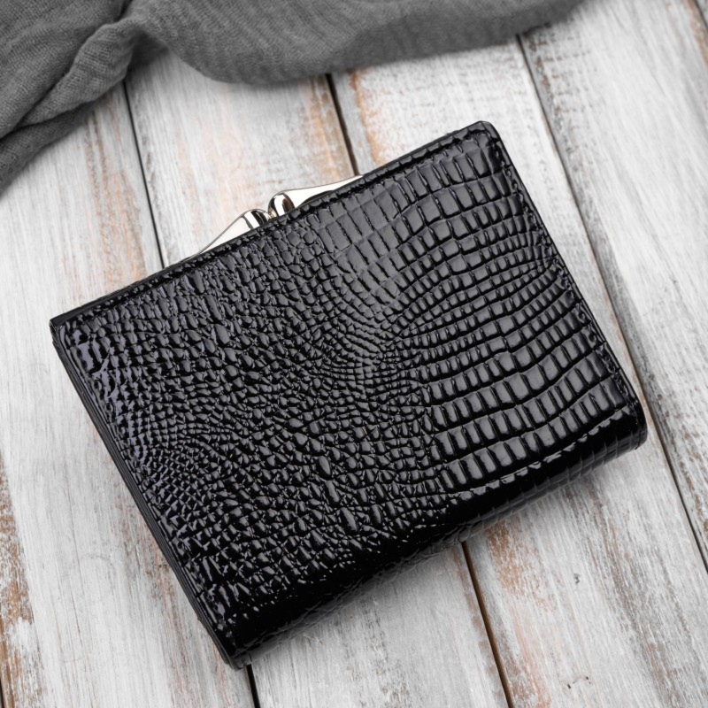 Portfel damski skórzany mały czarny lakierowany croco z ochroną RFID SP-23-CBL