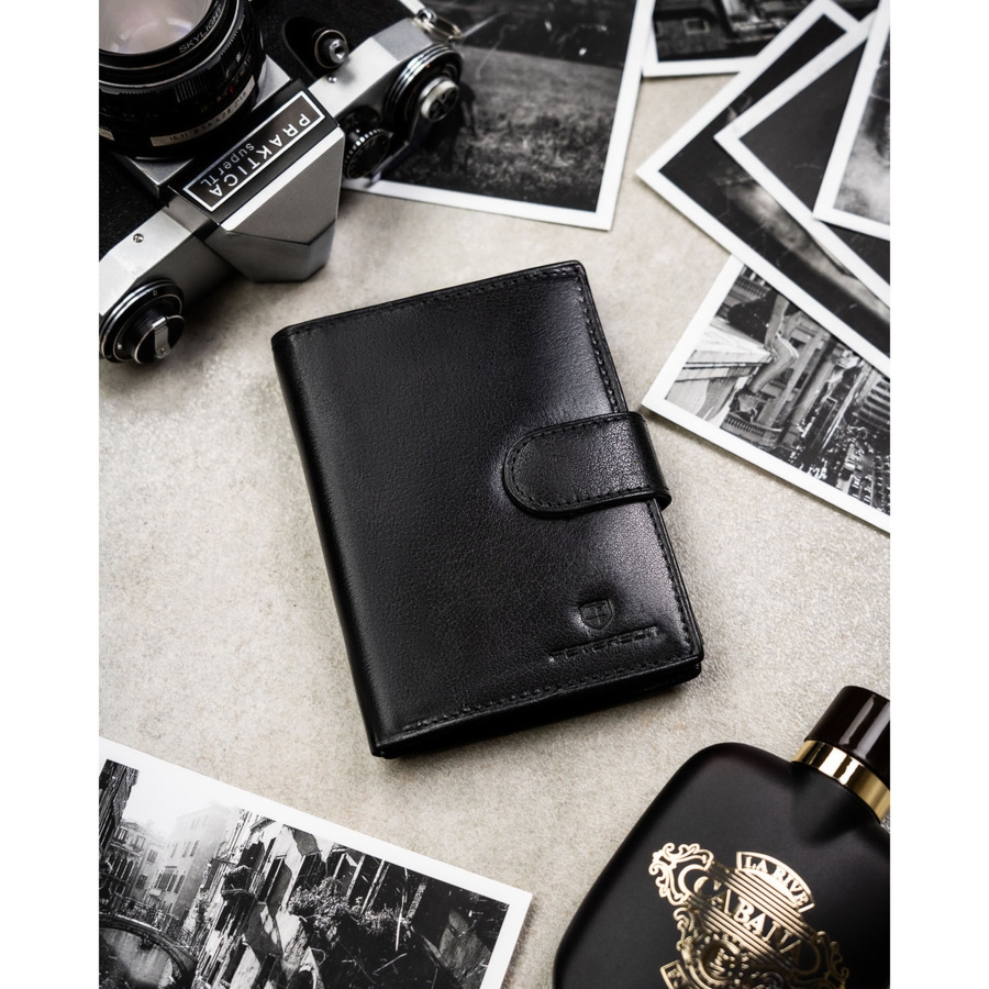 Klasyczny, skórzany portfel męski w czarnym kolorze zamykany zatrzaskiem - Peterson