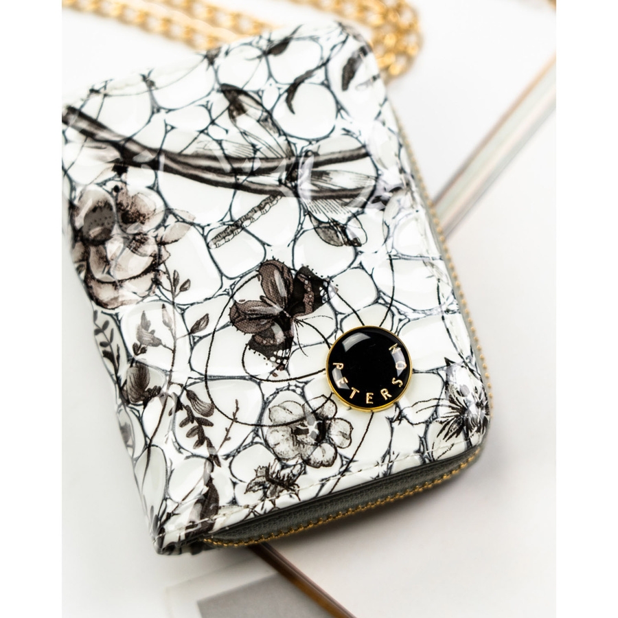 Poręczny portfelik damski ze skóry naturalnej w czarnym kolorze zamykany zatrzaskiem i suwakiem PTN PH33-LFL Peterson