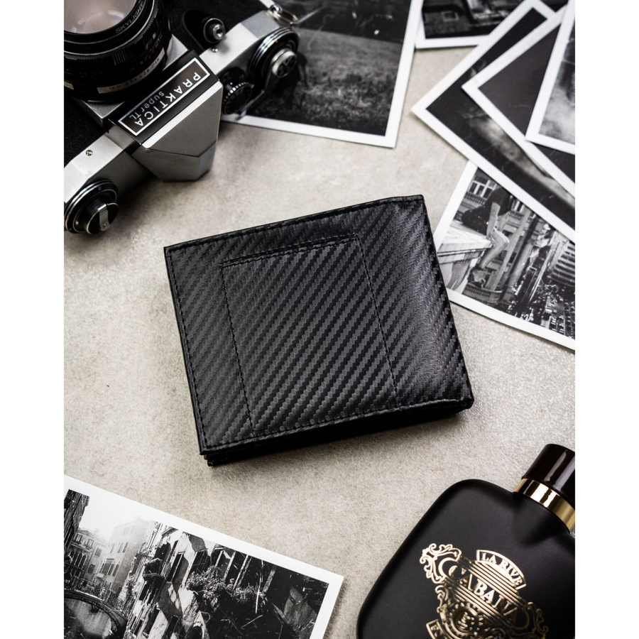 Duży portfel męski ze skóry naturalnej w czarnym kolorze bez zapięcia zewnętrznego, w zestawie z brelokiem - Peterson