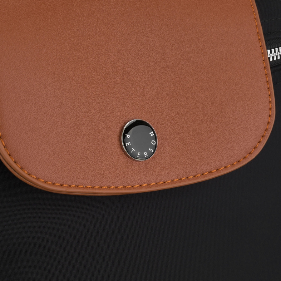 Czarno-brązowy plecak damski z poliestru wyposażony w uchwyt na walizkę - Peterson