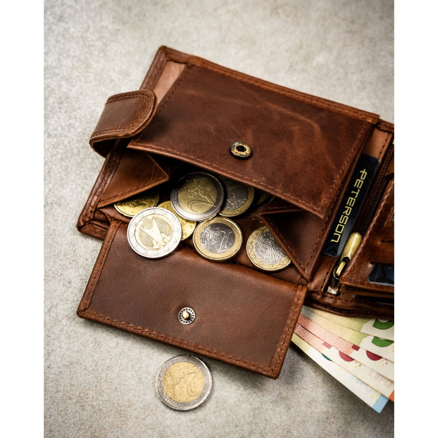 Brązowy, skórzany portfel męski wyposażony w system RFID i zamykany zatrzaskiem - Peterson