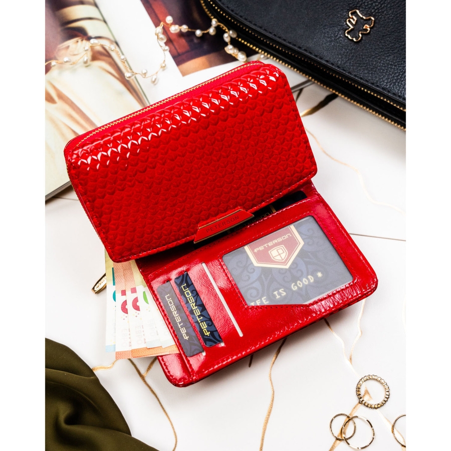 Czerwony, poziomy portfel damski ze skóry ekologicznej zamykany suwakiem i zatrzaskiem PTN 001-CUB Peterson