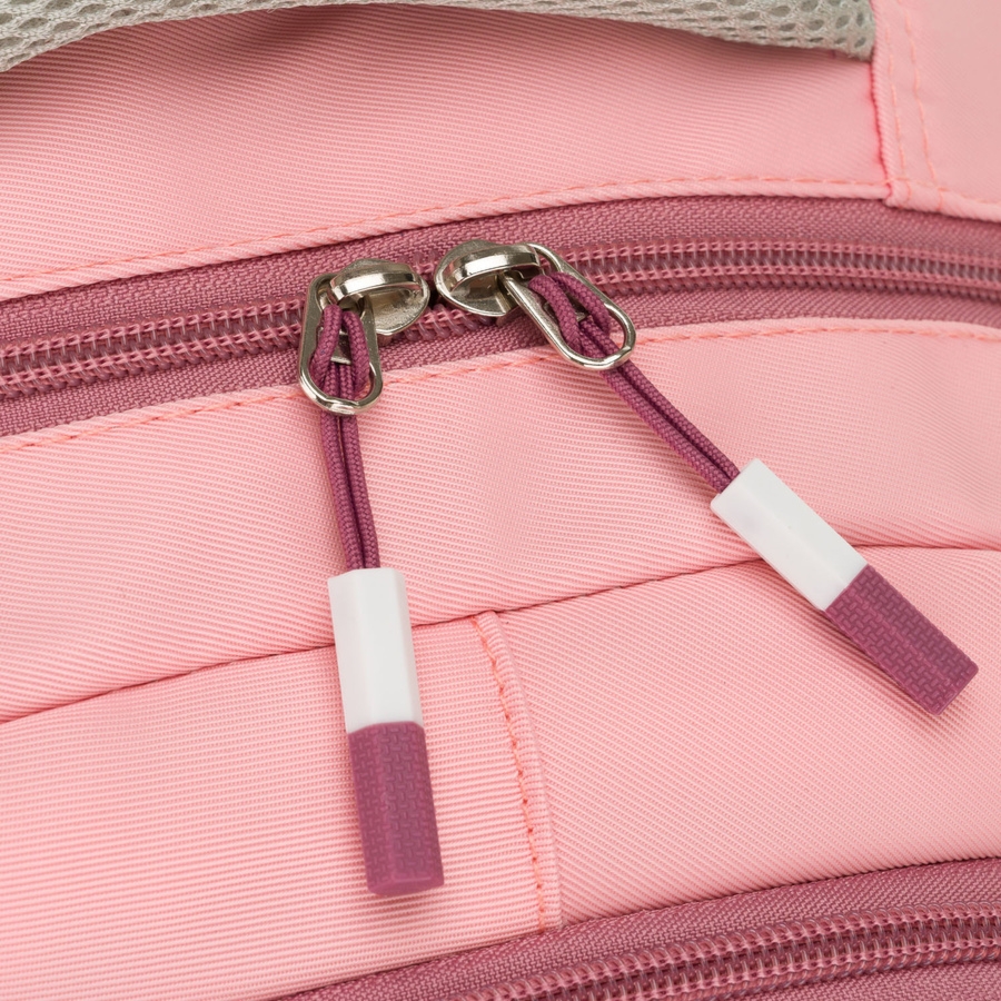 Pojemny plecak szkolny z poliestru w różowym kolorze zawieszony na regulowanych szelkach - Peterson