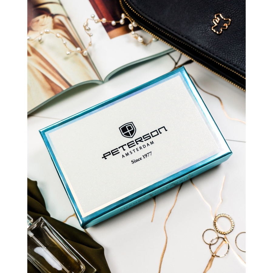 Średniej wielkości portfel damski wykonany ze skóry naturalnej i ekologicznej w brązowym kolorze, zamykany na bigiel i zatrzask PTN PS15-09-HNL Peterson