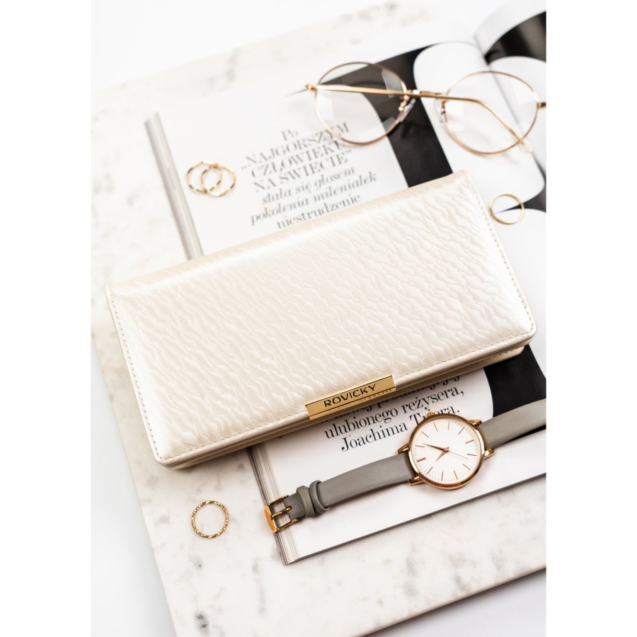 Duży portfel damski ze skóry ekologicznej w kolorze ecru, zamykany na zatrzask - Rovicky
