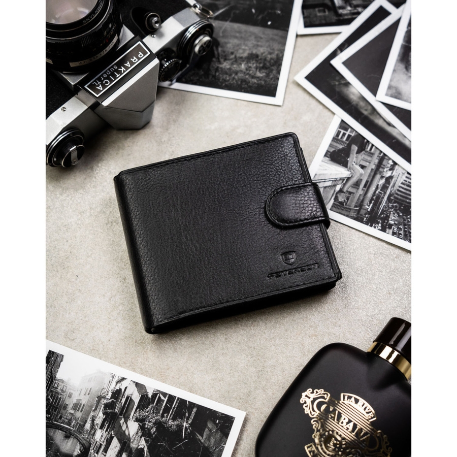 Poziomy, duży portfel męski ze skóry naturalnej w czarnym kolorze zamykany na zatrzask, w zestawie z brelokiem - Peterson