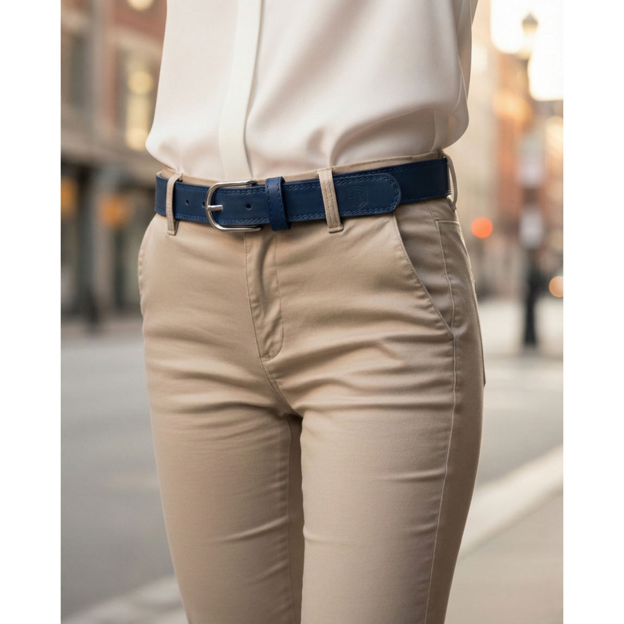 Pasek damski ze skóry ekologicznej w granatowym kolorze z klasyczną, srebrną klamrą - Peterson