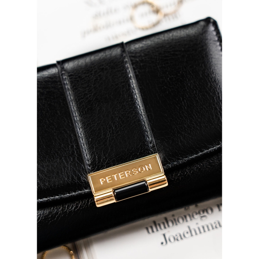 Poziomy portfel damski wykonany ze skóry ekologicznej w czarnym kolorze, zamykany na zatrzask - Peterson