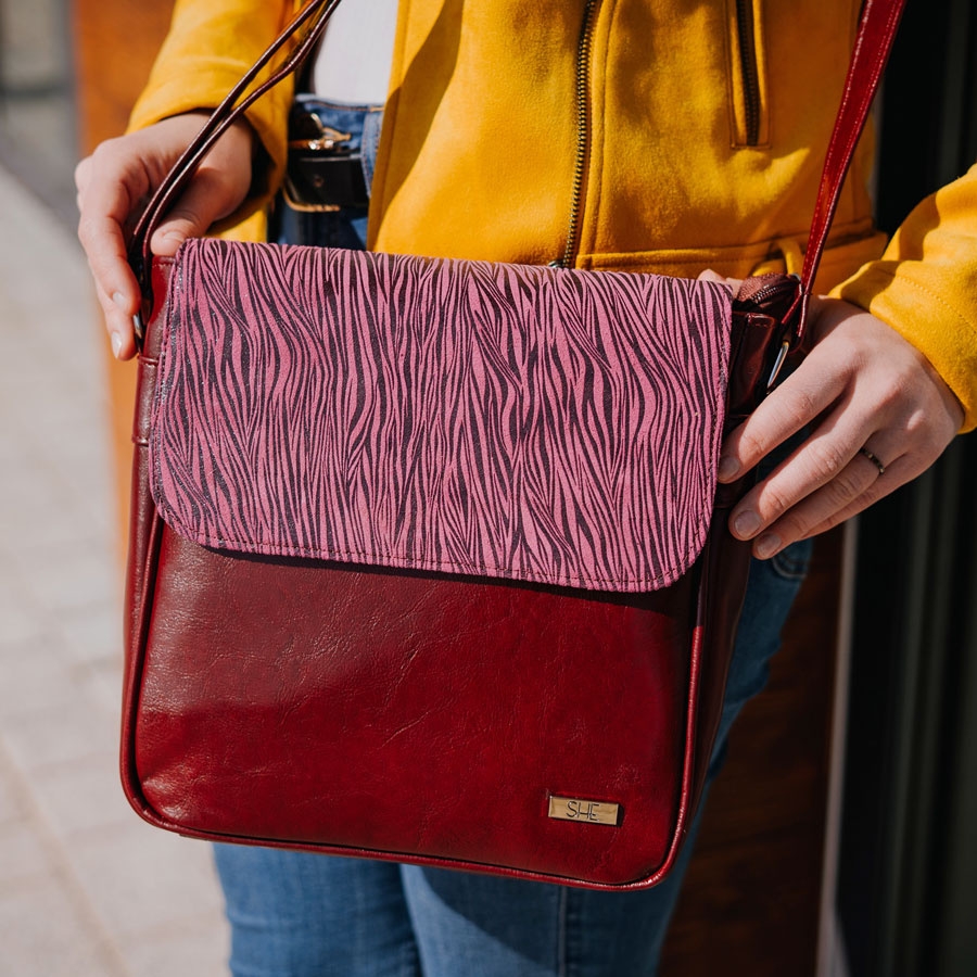 Listonoszka skórzana SHE 411 bordowa + różowa zebra