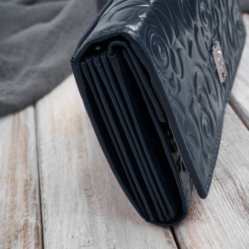 Duży portfel damski skórzany z tłoczeniem w kwiaty granatowy Paolo Peruzzi AL-14-NV