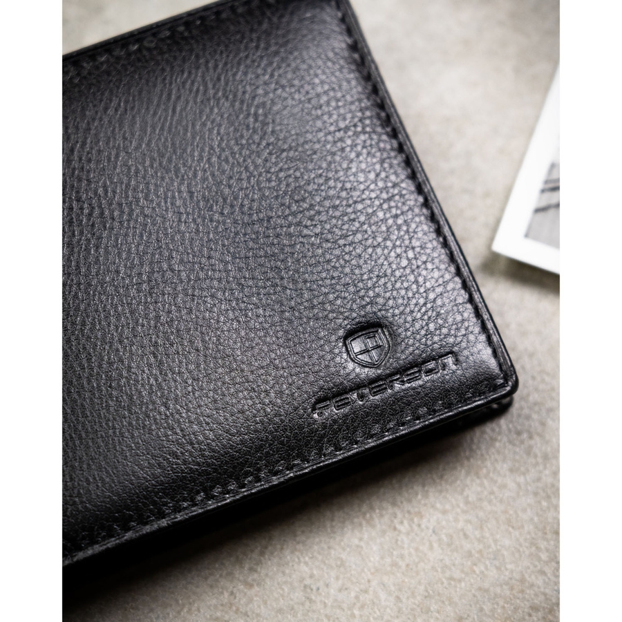 Poziomy, duży portfel męski ze skóry naturalnej w czarnym kolorze w zestawie z brelokiem - Peterson