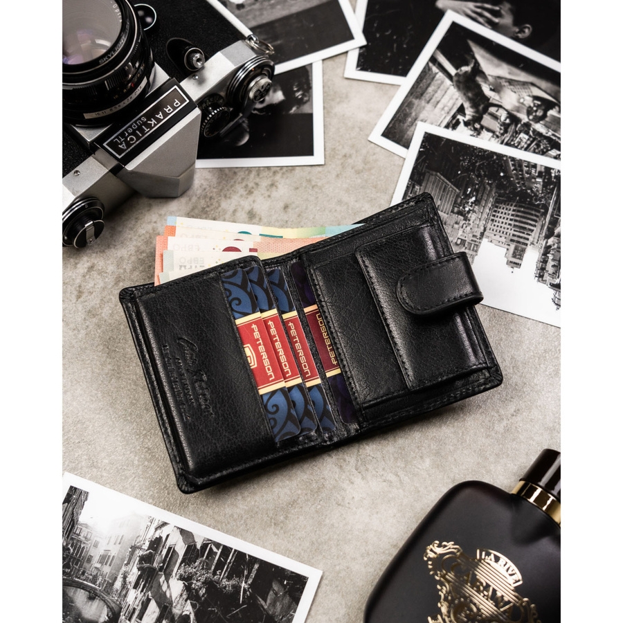 Portfel męski ze skóry naturalnej w czarnym kolorze, model zamykany zatrzaskiem - Peterson