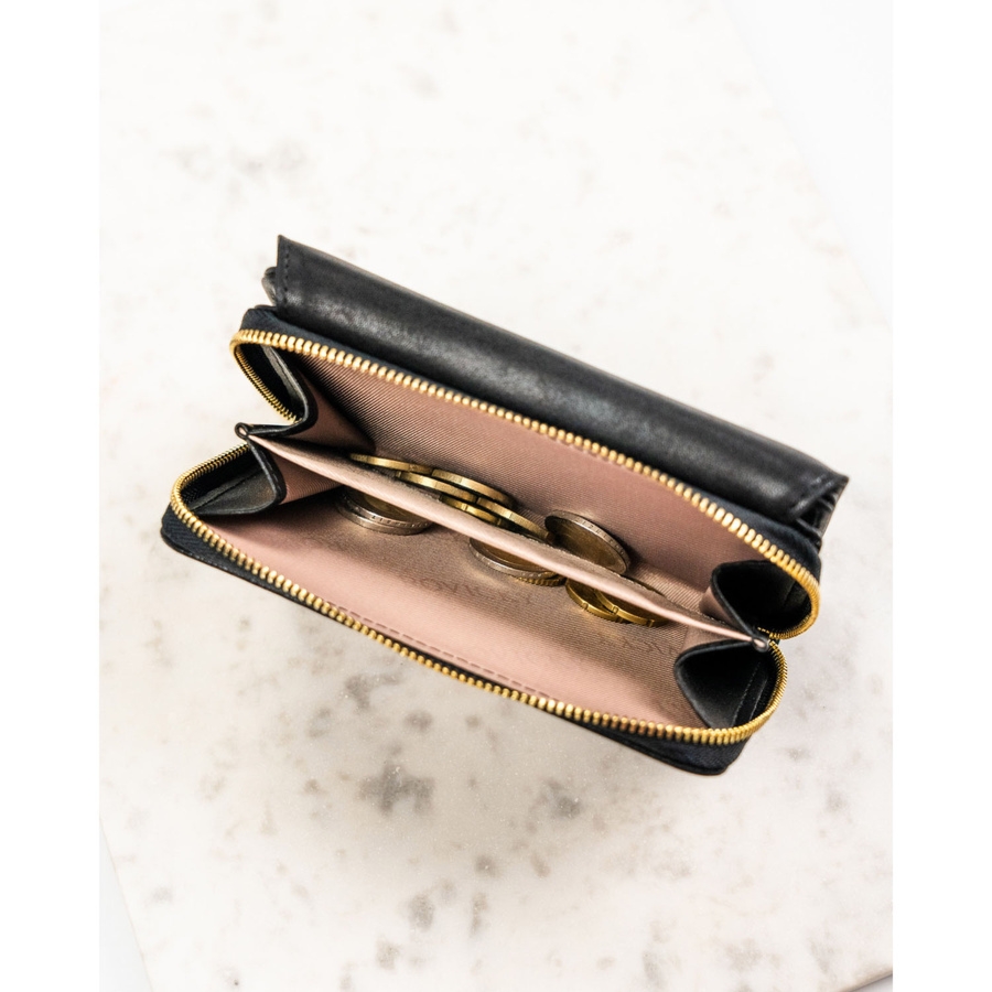 Średni portfel damski ze skóry ekologicznej w czarnym kolorze, model mieszczący dowód rejestracyjny - Rovicky