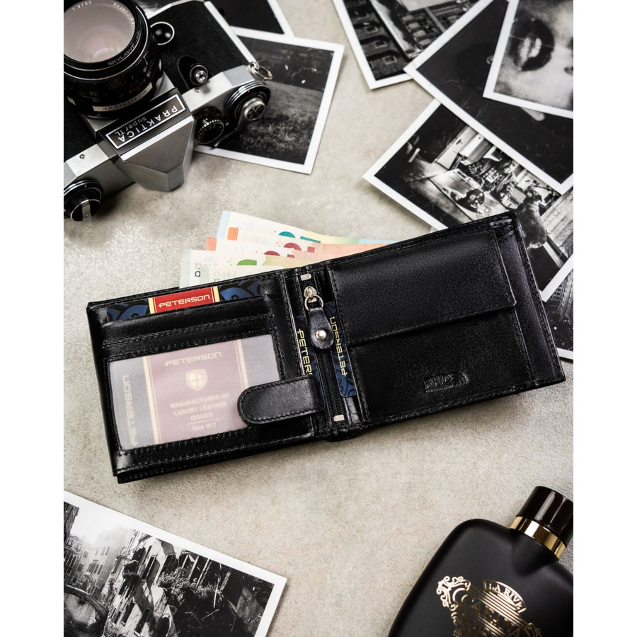 Portfel męski ze skóry naturalnej w czarnym kolorze wyposażony w system RFID, w zestawie z brelokiem - Peterson