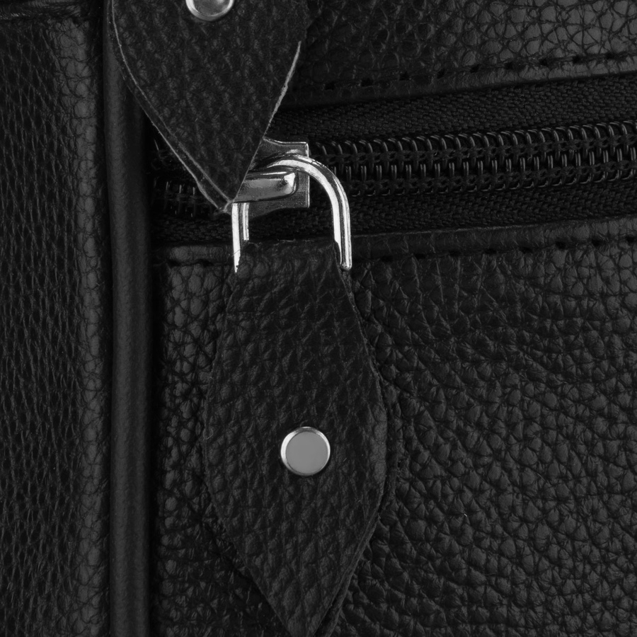 Mała, skórzana listonoszka męska w czarnym kolorze zamykana suwakiem - Rovicky