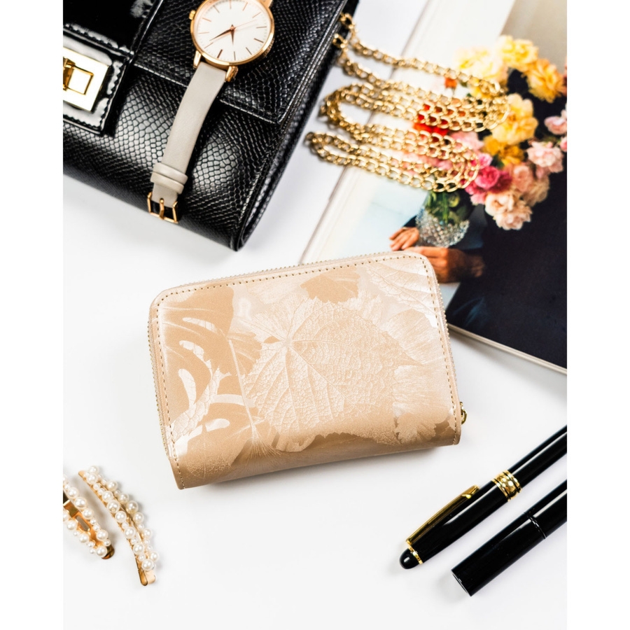 Portfel wykonany ze skóry naturalnej i ekologicznej w beżowym kolorze, zamykany na suwak i zatrzask - Peterson