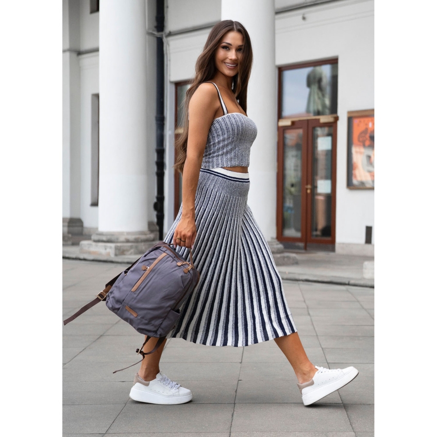 Plecak damski w szarym kolorze, zawieszony na regulowanych szelkach i zamykany suwakiem - Peterson