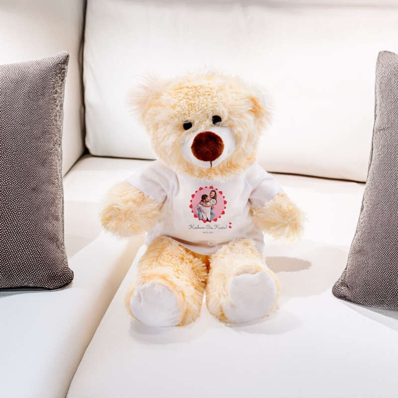 Pluszowy miś na walentynki lub rocznicę – zdjęcie w sercach