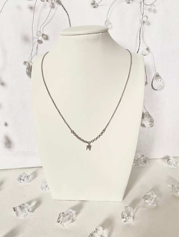 Srebrny naszyjnik literka M ze srebra pr. 925 na rocznicę