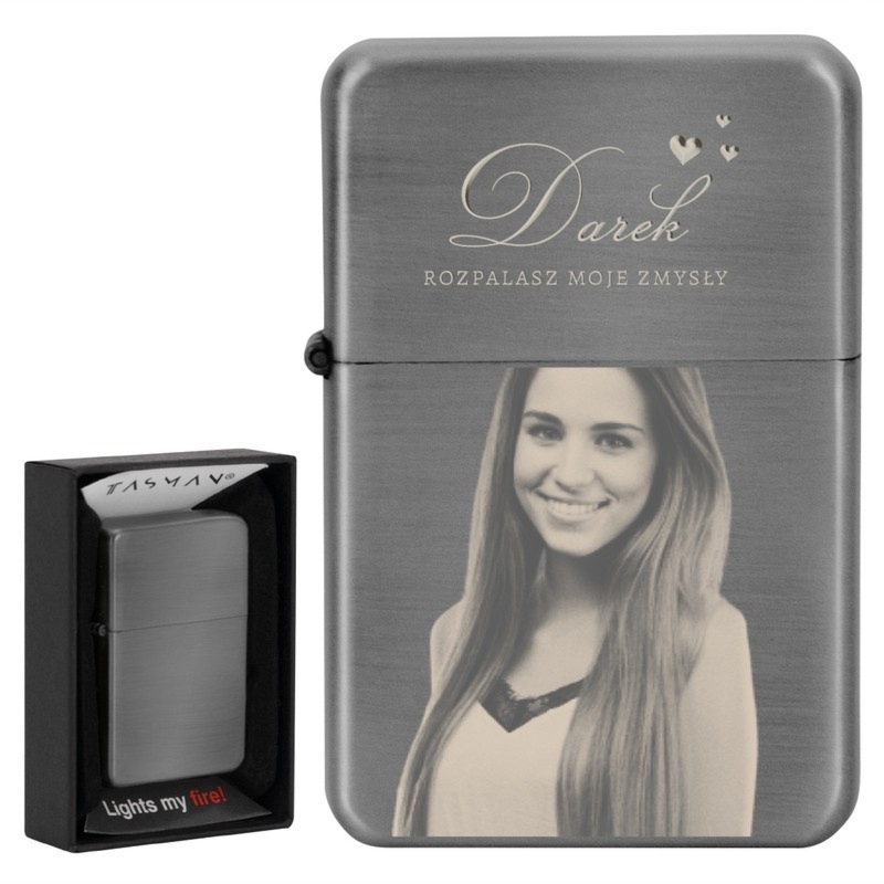 Walentynkowa zapalniczka Tasman w szarym metalu z grawerem zdjęcia