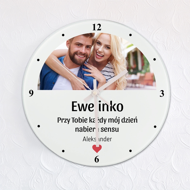 Image of Okrągły szklany zegar z personalizacją - „Przy Tobie każdy dzień nabiera sensu”