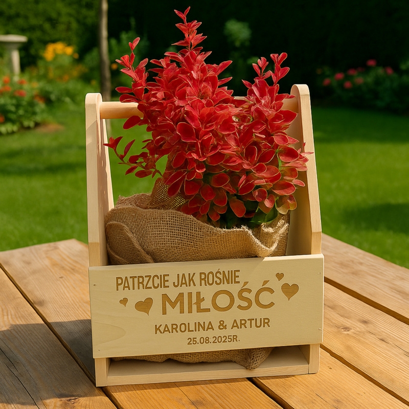Drewniana skrzynka na kwiaty z grawerem – wyjątkowy prezent ślubny