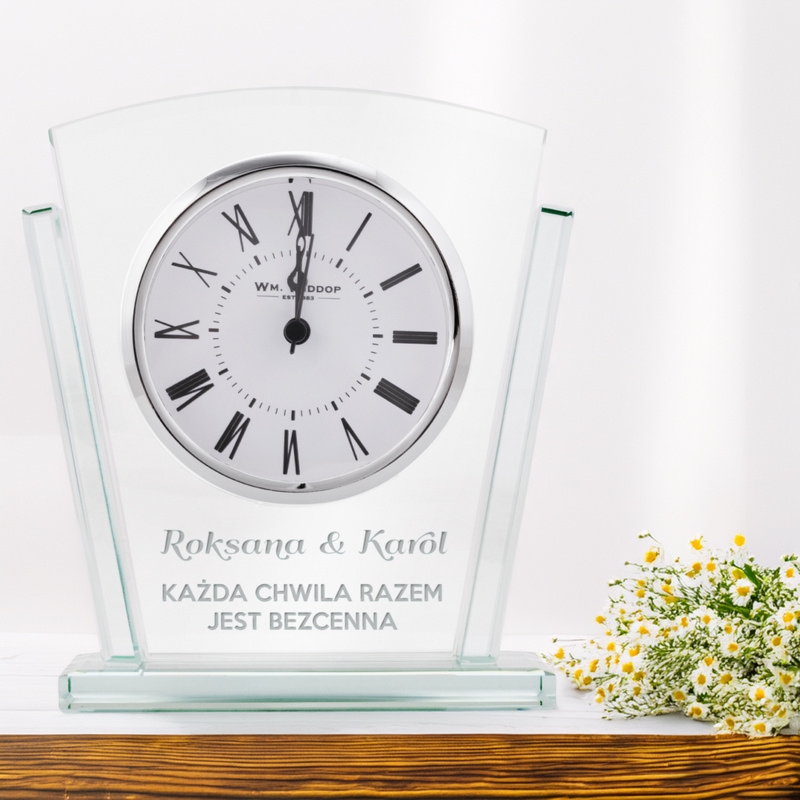 Szklany zegar stołowy z grawerem – elegancki prezent ślubny i rocznicowy