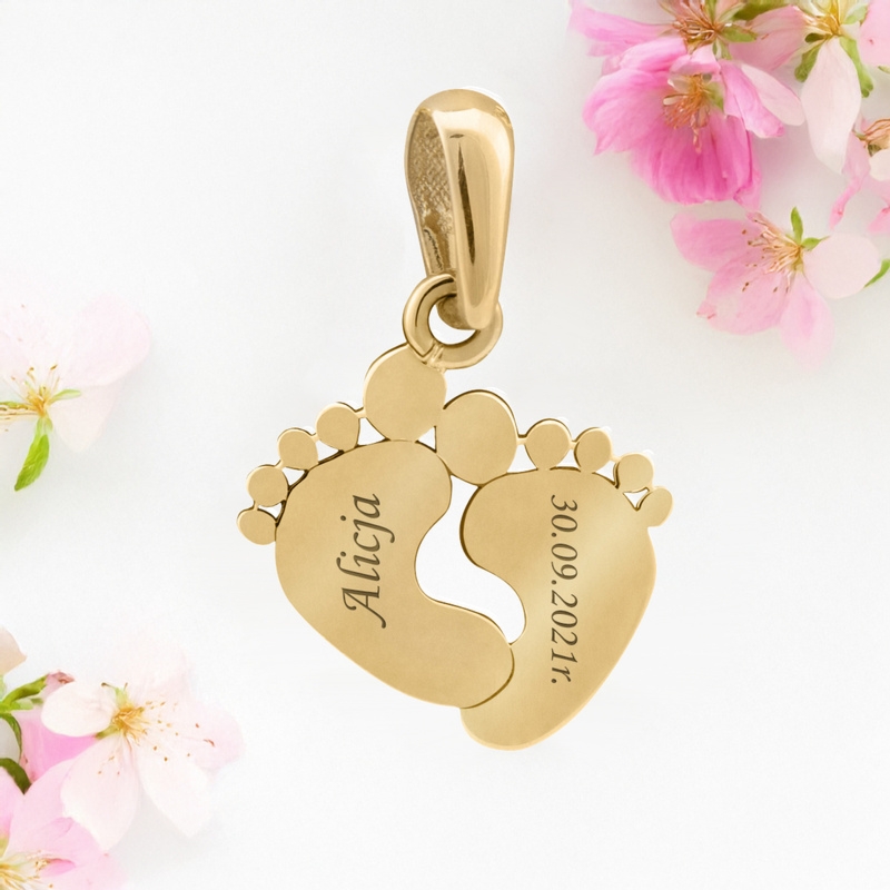 Wisiorek stópki dziecka 585 na narodziny z grawerem na rewersie