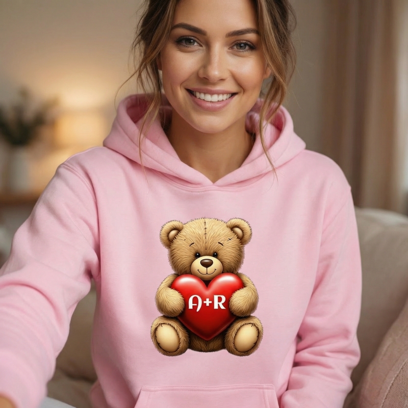 Różowa bluza z misiem i inicjałami – personalizowany prezent pełen miłości