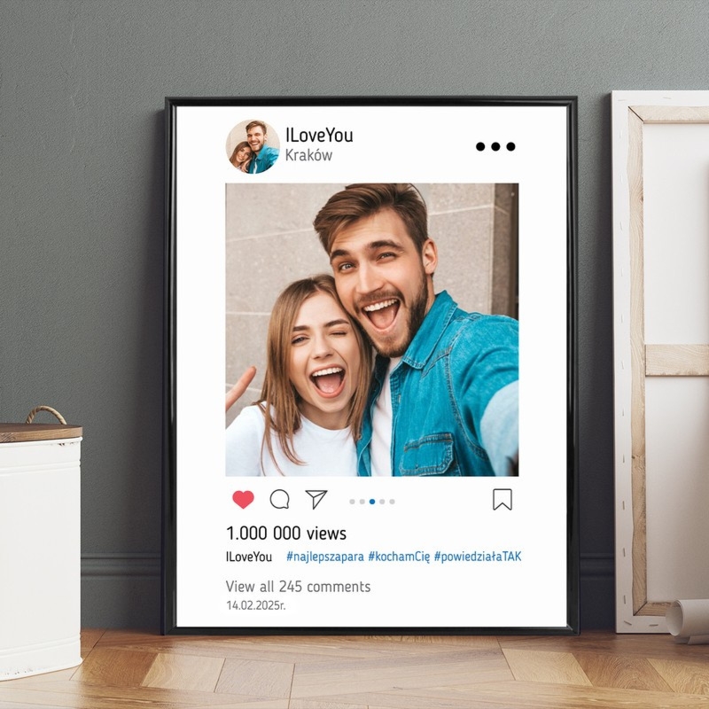 Plakat Post na Instagramie ze zdjęciami w czarnej ramce pod szkłem