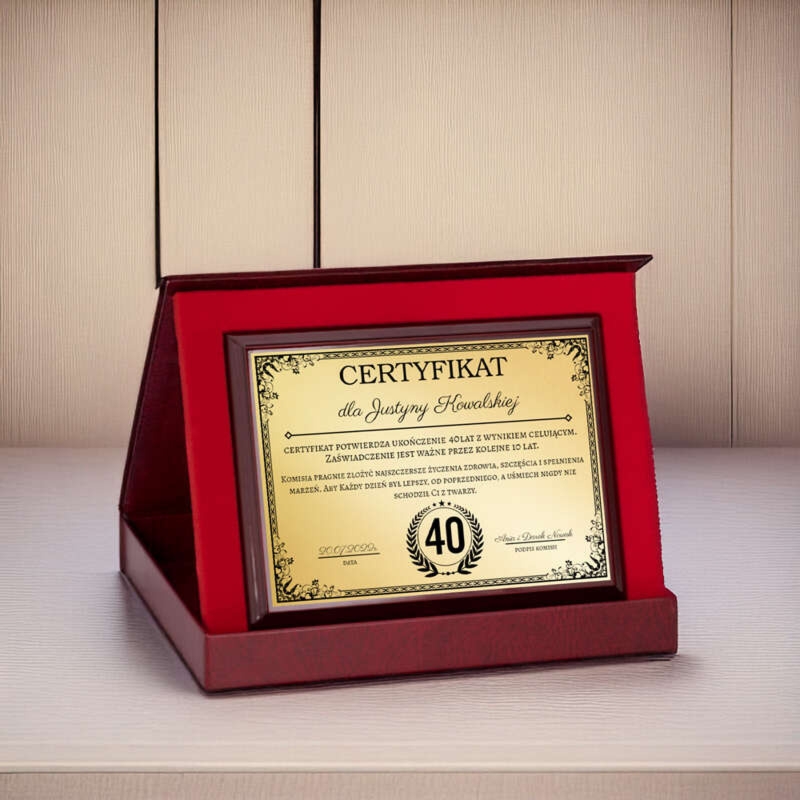 Dyplom na urodziny / Drewniany panel, złota tabliczka, etui, dedykacja / Prezent na urodziny