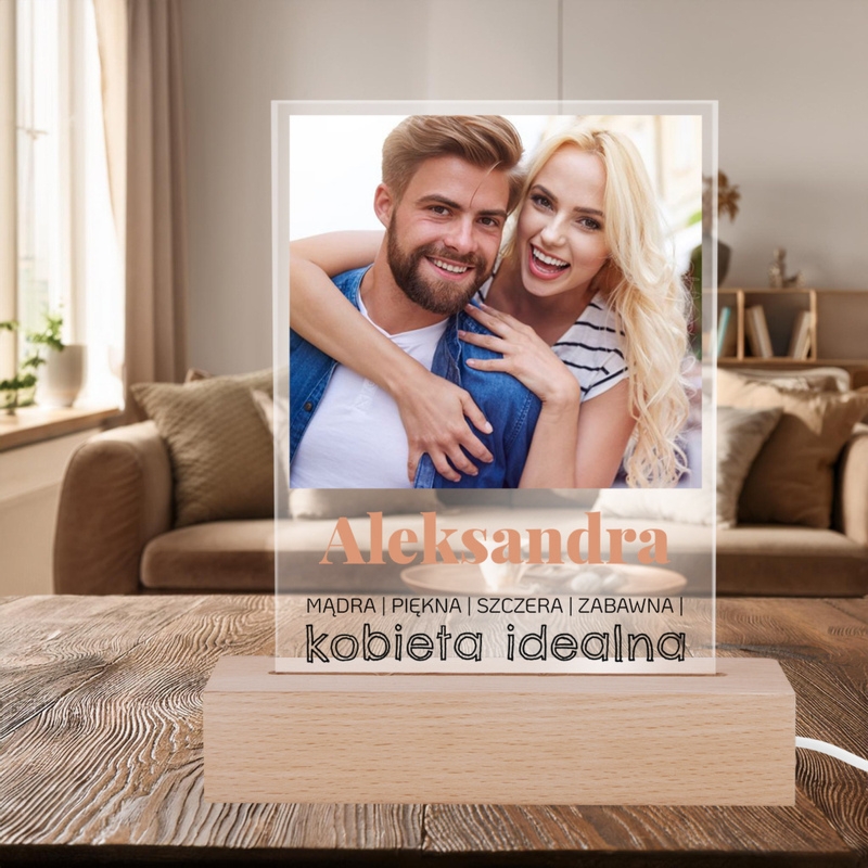 Dzień Kobiet: ramka LED ze szkła akrylowego z personalizacją