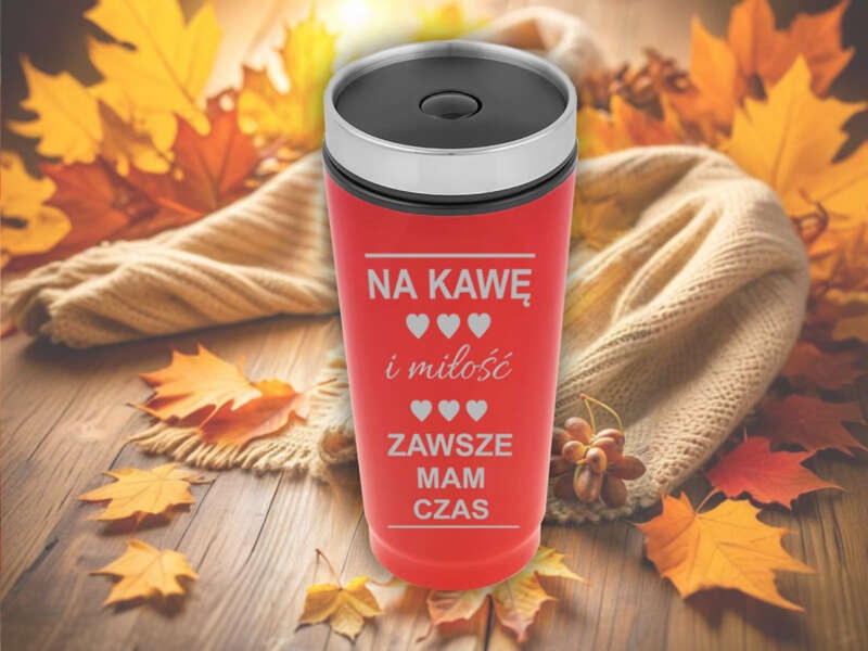 Czerwony kubek termiczny na Święta z grawerem laserowym