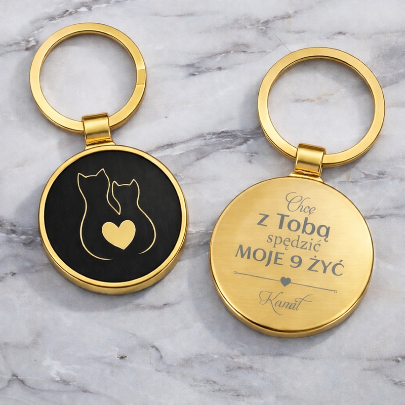 Elegancki brelok do kluczy czarno-złoty z motywem kotków – personalizowany grawer