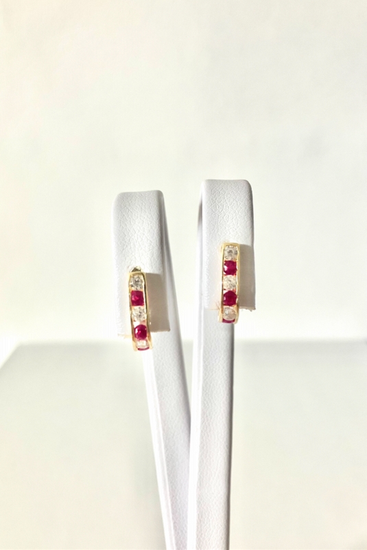 Złote kolczyki dla dziewczynki z białymi i różowymi cyrkoniami 585