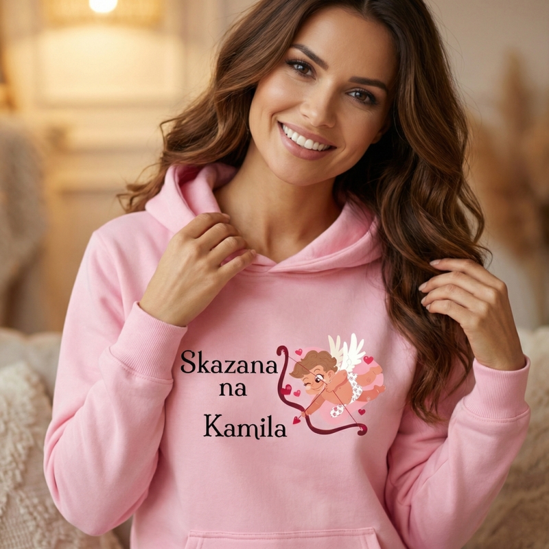 Różowa bluza personalizowana z imieniem i amorkiem – Skazana na…